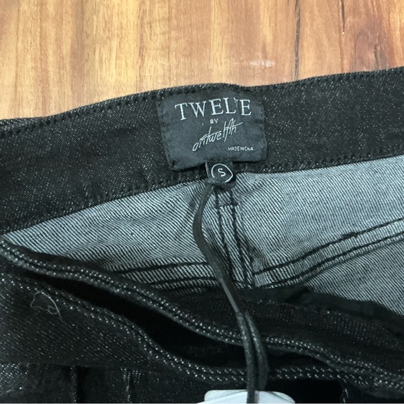 BNWT TWELVE By Ontwelfth Women Black Denim Skirt With Feathers Size S - Picture 3 of 4